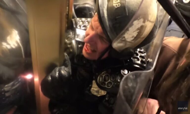 ΗΠΑ-βίντεο σοκ: Αστυνομικός βγάζει αίμα από το στόμα καθώς ο όχλος στο Καπιτώλιο τον «λιώνει»