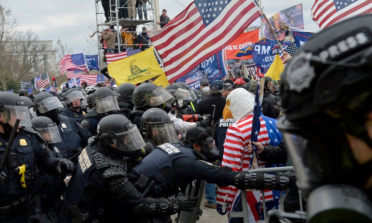 Εισβολή στο Καπιτώλιο: Στους τέσσερις έφτασαν οι νεκροί (vids)