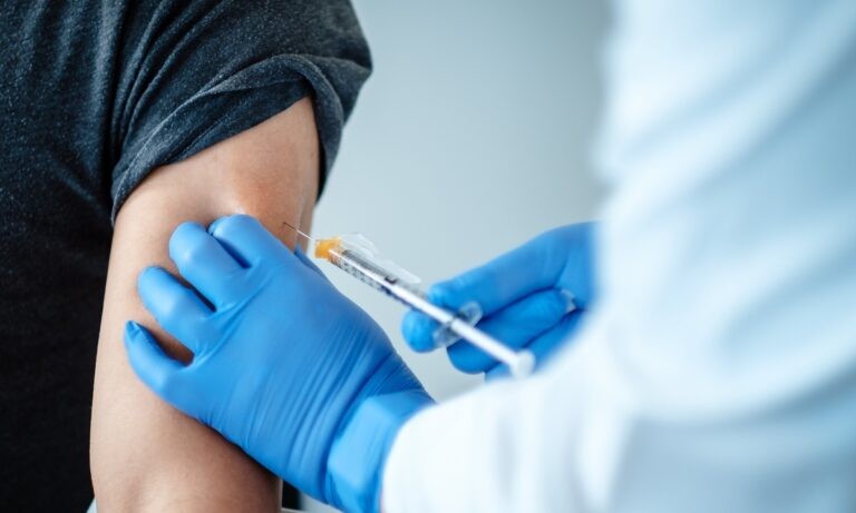 Κορονοϊός – Εμβόλιο: Ανοίγει αύριο η πλατφόρμα των ραντεβού για τους άνω των 85 – Αναλυτικά η διαδικασία