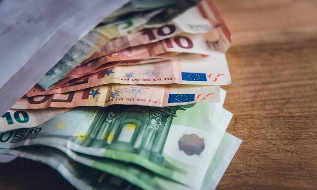 Επίδομα 534 ευρώ: Πότε θα δείτε λεφτά στους λογαριασμούς – Μπαίνει το δώρο Χριστουγέννων!