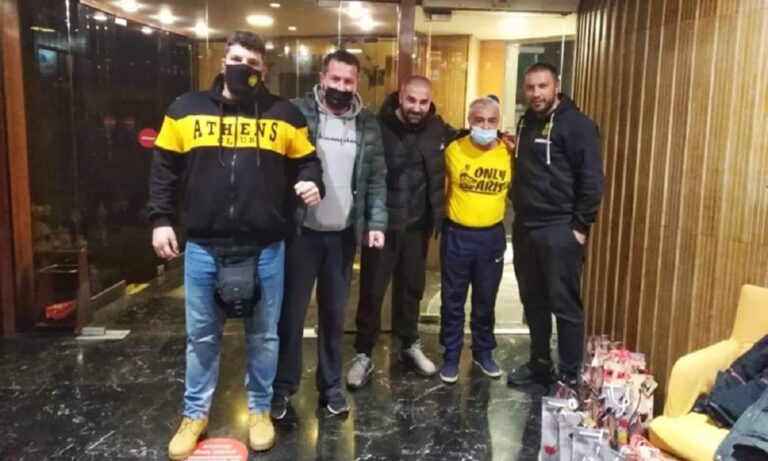 Άρης: Οπαδοί στο ξενοδοχείο της αποστολής, τι δώρο πρόσφεραν σε Μάντζιο και παίκτες