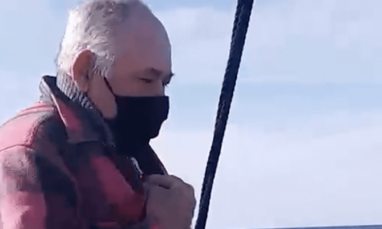 Ίμια: Μεγάλη κίνηση από Έλληνα ψαρά: Έριξε στεφάνι για τους 3 νεκρούς Αξιωματικούς του ΠΝ