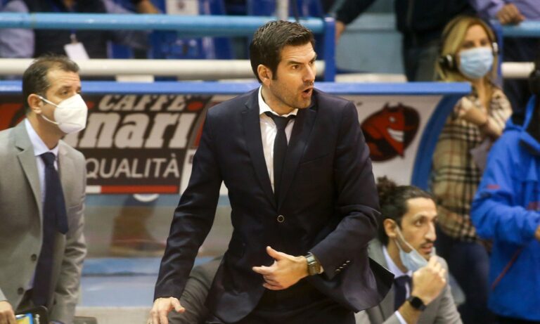 Καλύβας: «Το παιχνίδι κρίθηκε σε μια- δύο κατοχές»