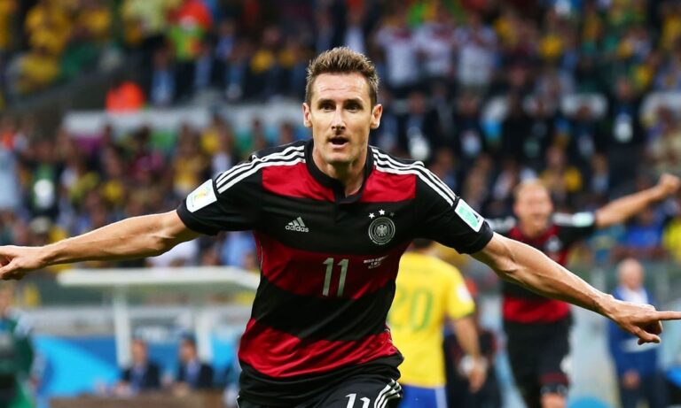 Κλόζε: Στα 42 του βάζει «άρρωστα» φάλτσα στην μπάλα! (vid)