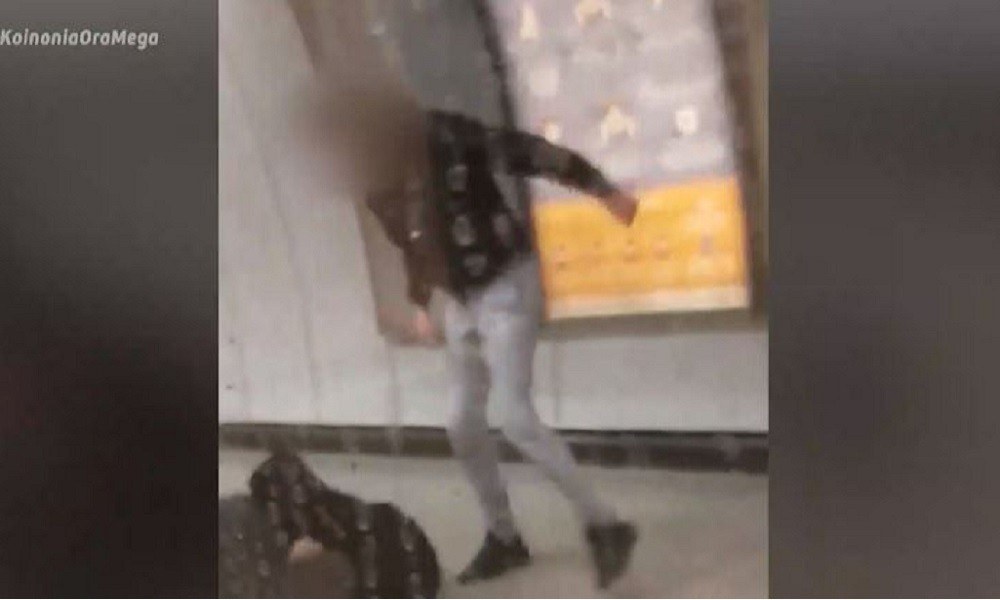 Μετρό: Καρέ-καρέ η άγρια επίθεση σε σταθμάρχη από αρνητές μάσκας (vid)
