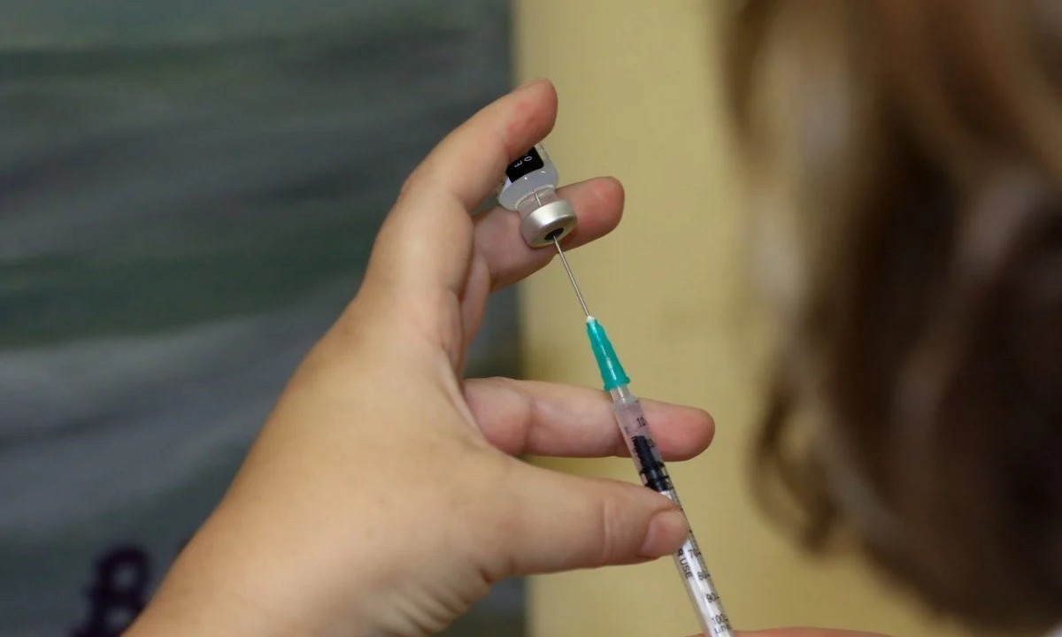 Μόσιαλος: Τι ισχύει για τα εμβόλια του κορονοϊού και τη σκλήρυνση κατά πλάκας
