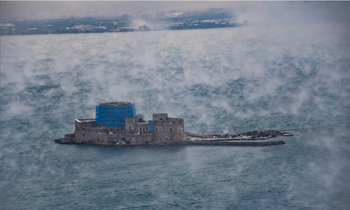 Ναύπλιο: «Έβρασε» η θάλασσα - Τι είναι το φαινόμενο sea smoke (pics)