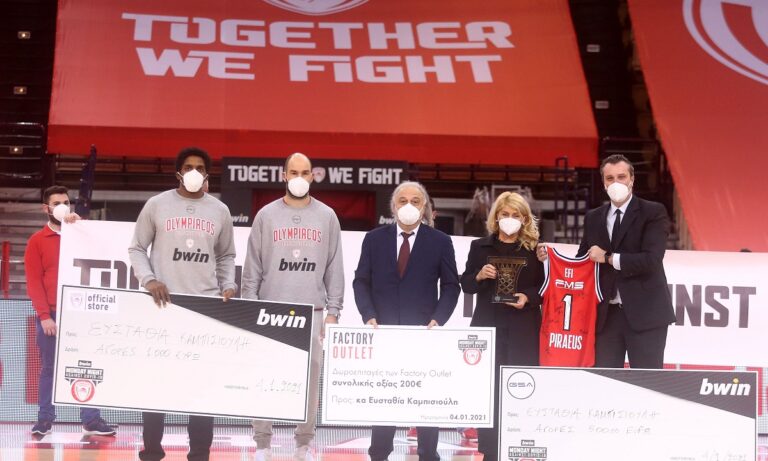 Ολυμπιακός: Βράβευσε την πρώτη νοσηλεύτρια που έκανε το εμβόλιο