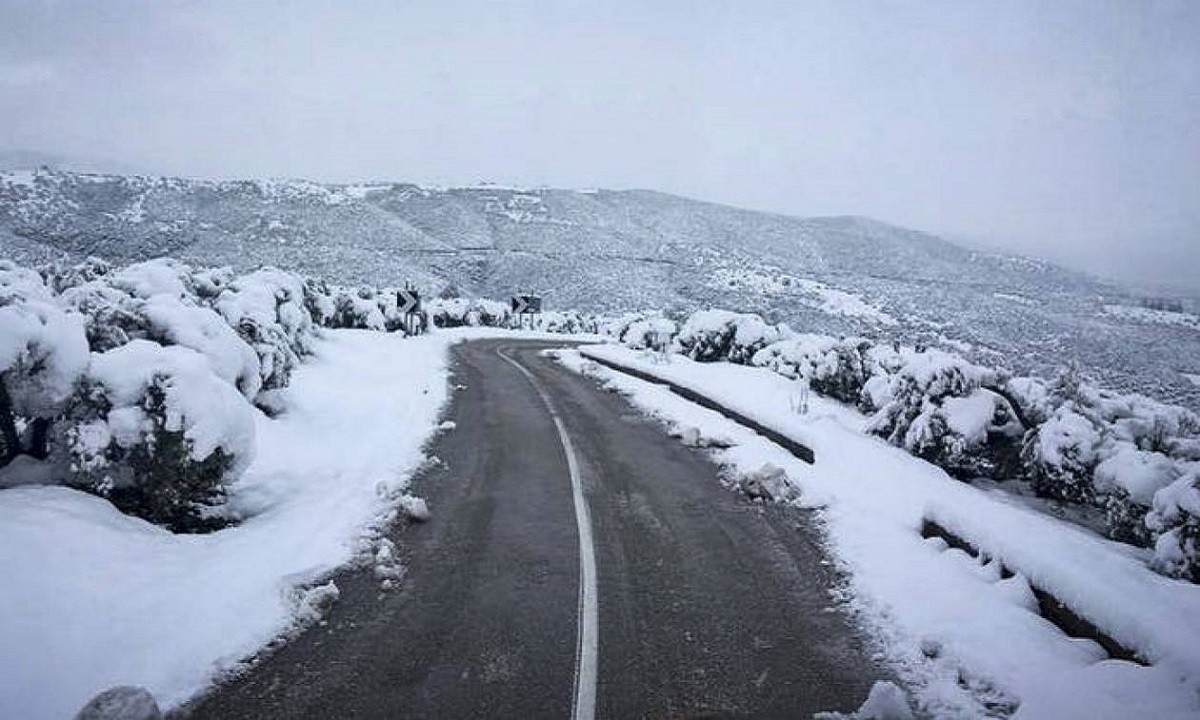 «Λέανδρος»: Χιόνι και κρύο στην Κεντρική Ελλάδα – Χιονίζει και στα ορεινά της Αττικής