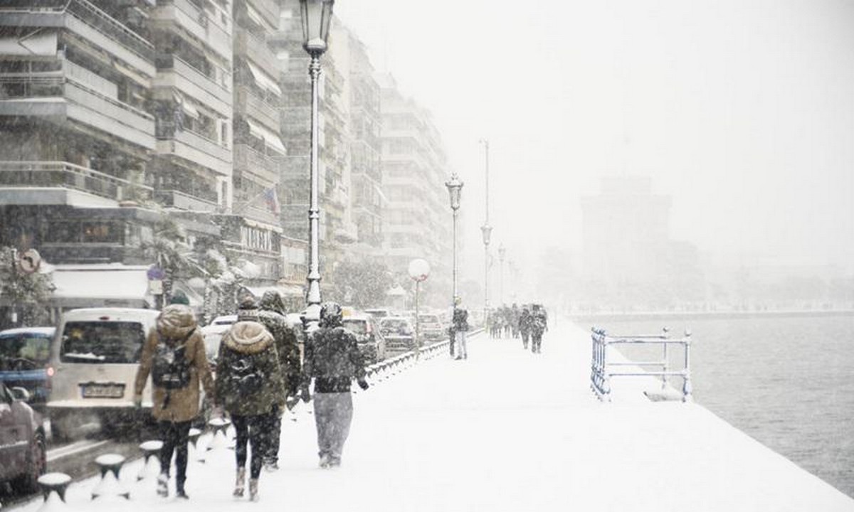 Θεσσαλονίκη: Έστειλε μήνυμα για τους αστέγους πάνω στο χιόνι!(pic)