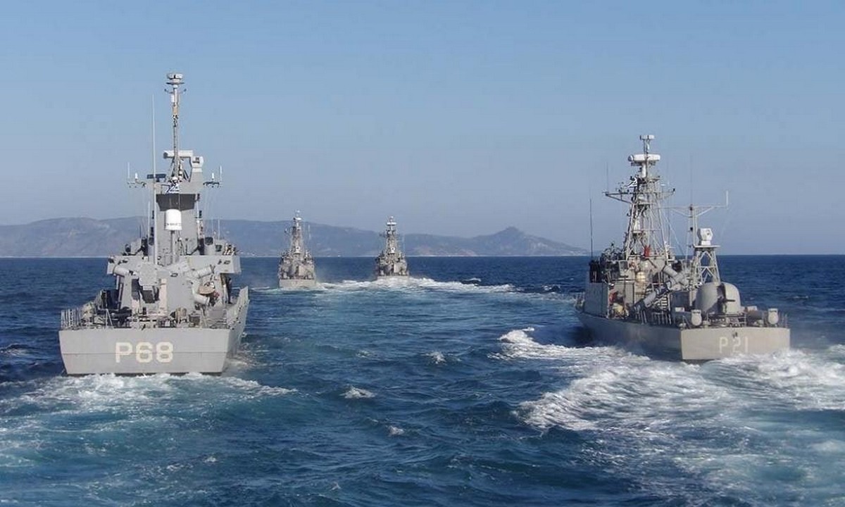 Πολεμικό Ναυτικό: Μπήκαν οι πύραυλοι στην πυραυλάκατο «Καραθανάσης»(pics)