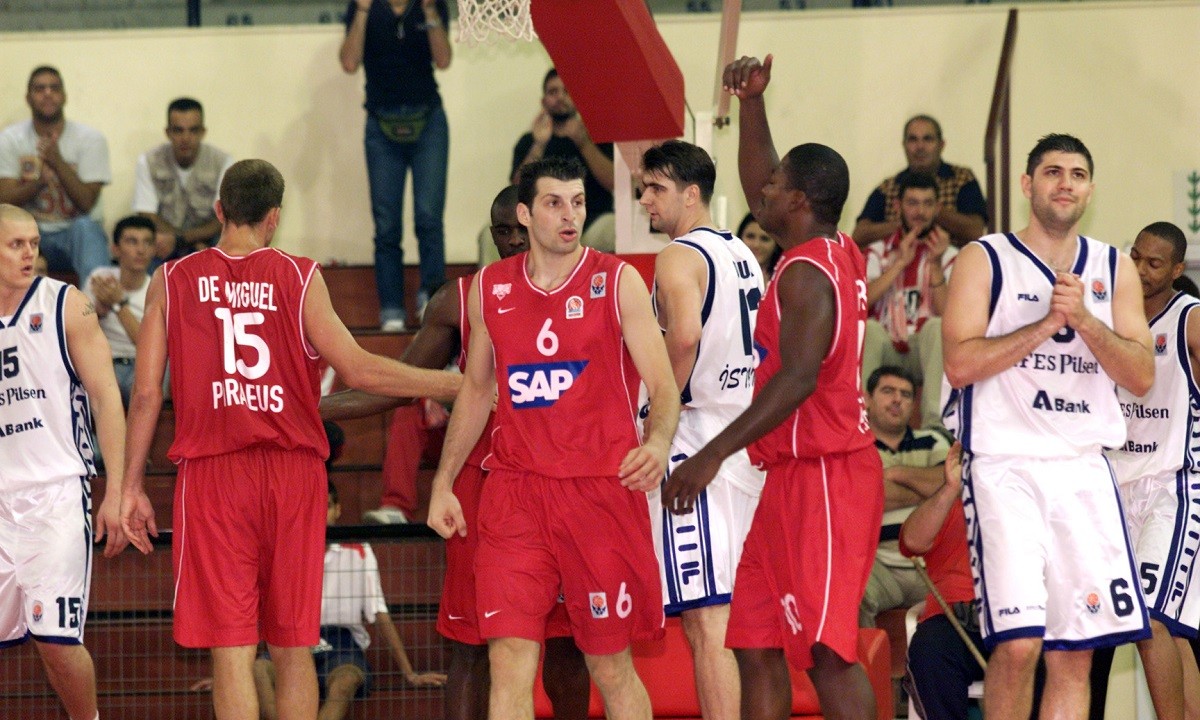 O Ολυμπιακός υπερέχει της Εφές στο παρελθόν ανάμεσα στις δύο ομάδες συμπεριλαμβανομένων και των αναμετρήσεων στην περίοδο που η διοργάνωση ήταν στην FIBA