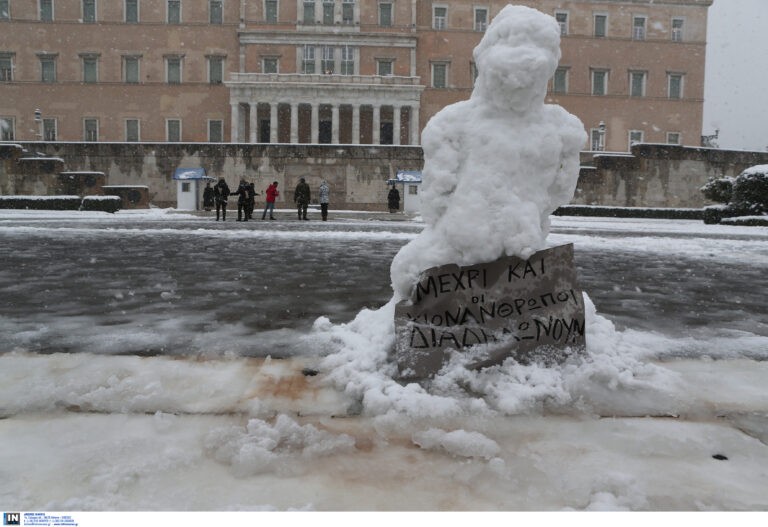 Χιονιάς: Ο πρώτος χιονάνθρωπος διαδηλωτής στήθηκε έξω από τη Βουλή!