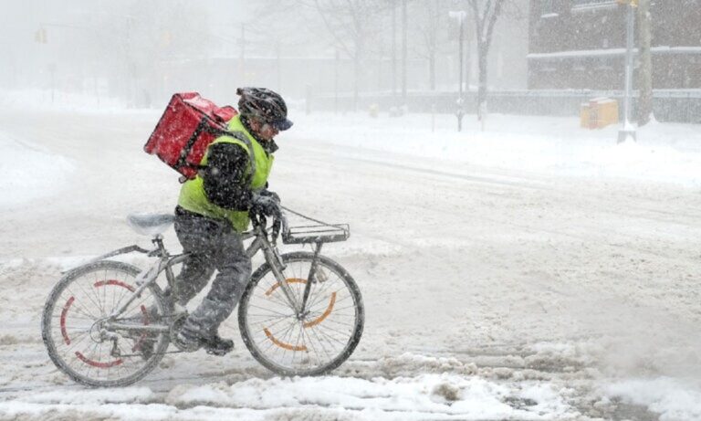 Υπουργείο Εργασίας για ντελιβεράδες: «Διασφαλίστε την υγεία τους!»