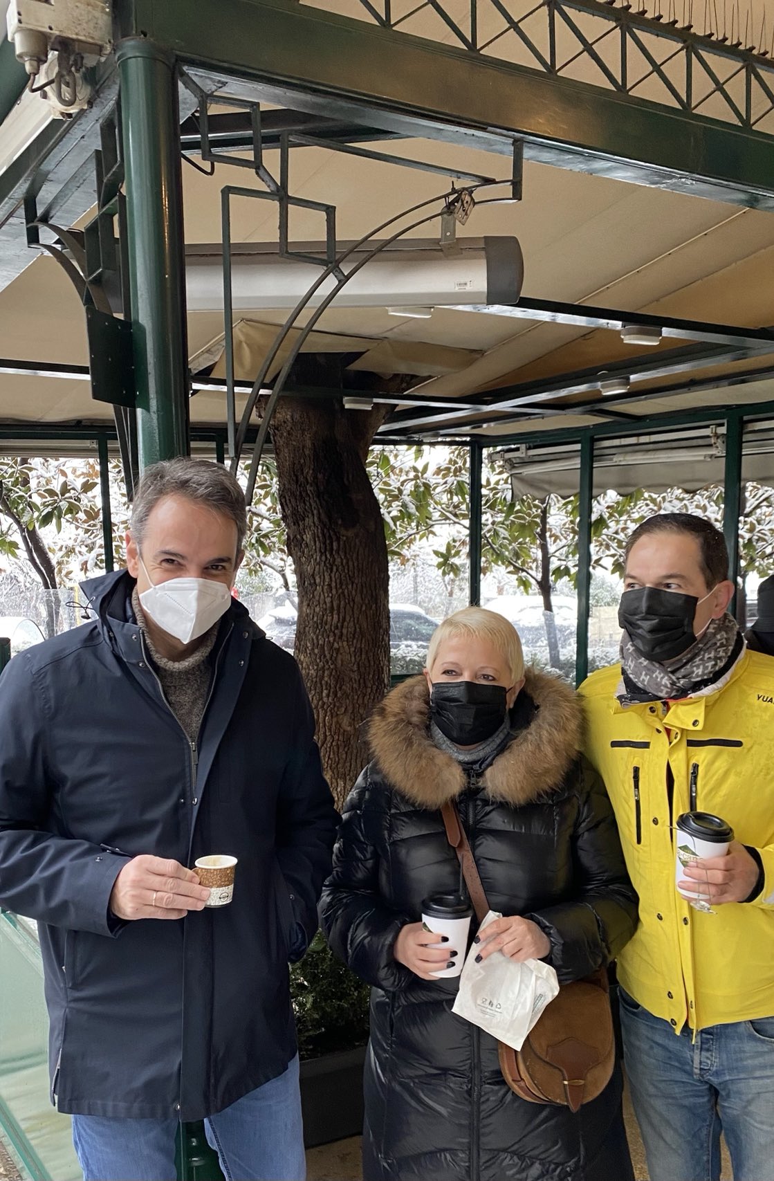 Χιονιάς: Ο Κυριάκος Μητσοτάκης πίνει ανέμελος εσπρεσάκι στο Κολωνάκι τη στιγμή που η χώρα πλήττεται από σφοδρή κακοκαιρία