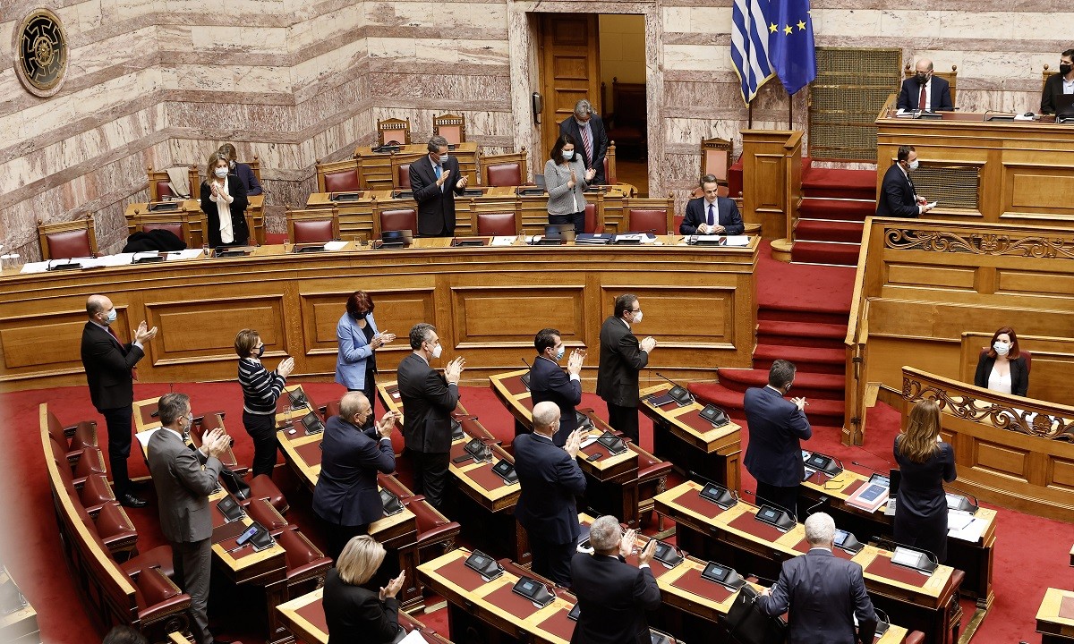 Νομοσχέδιο Κεραμέως: Πέρασε με 166 ψήφους – Σφοδρή αντιπαράθεση Τσίπρα – Μητσοτάκη (vids)