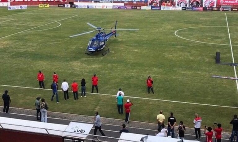 Βραζιλία: Άπιστευτο-Ελικόπτερο με εμβόλια προσγειώθηκε στο γήπεδο! (vid)