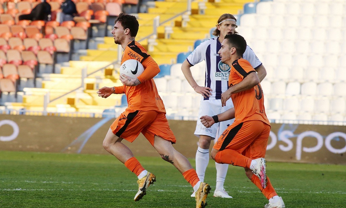 Απόλλων Σμύρνης-ΟΦΗ: Ισόπαλες με σκορ 1-1 πήγαν στα αποδυτήρια οι δύο ομάδες στο παιχνίδι της Ριζούπολης για την 24ης αγωνιστικής της Super League.