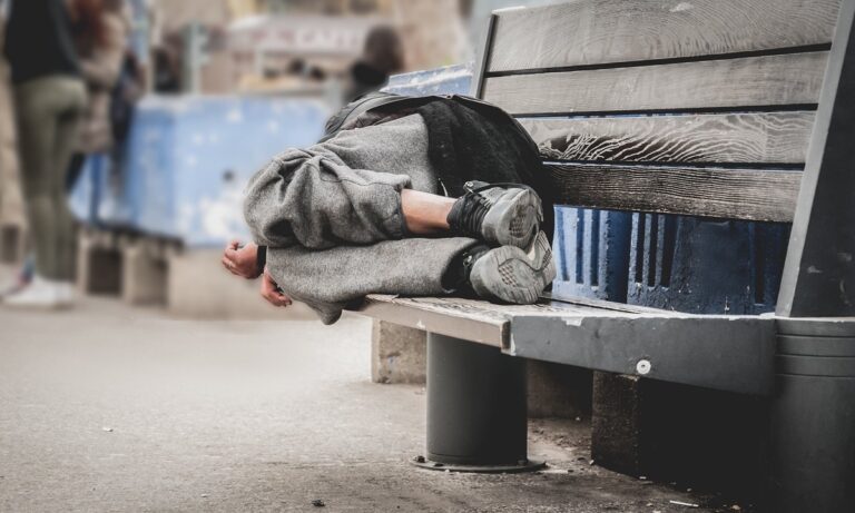 Θεσσαλονίκη: Αντιπεριφερειάρχης πλήρωσε ξενοδοχείο σε άστεγους!