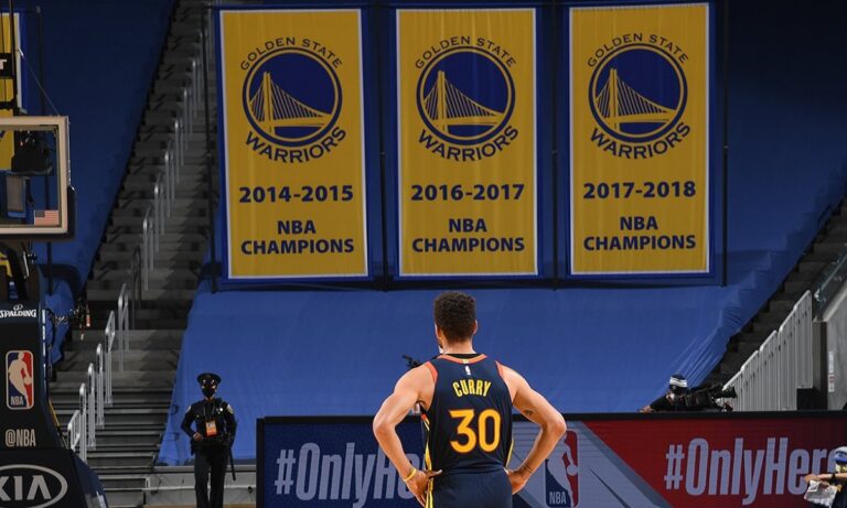 Στεφ Κάρι: Απίστευτο καλάθι με πλάτη στο καλάθι! (vid)