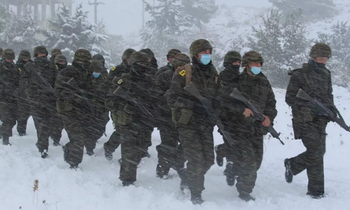 Σχολή Ευελπίδων: Εντυπωσιακές εικόνες από στρατιωτική άσκηση μέσα στα χιόνια (pics)