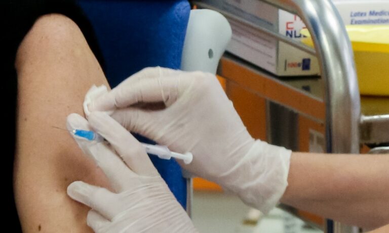Επιχείρηση Ελευθερία: Σε εμβολιαστικά κέντρα μετατρέπονται Helexpo και ΔΕΘ
