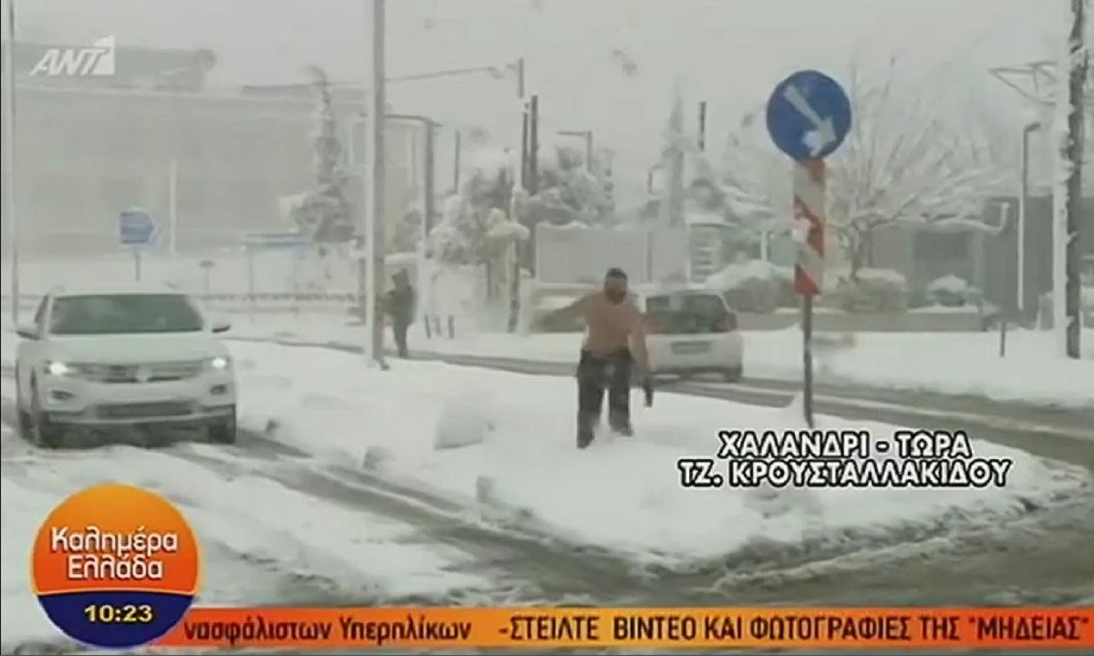 Κακοκαιρία Μήδεια- Χαλάνδρι: Ημίγυμνος βουτάει στο χιόνι (vid)