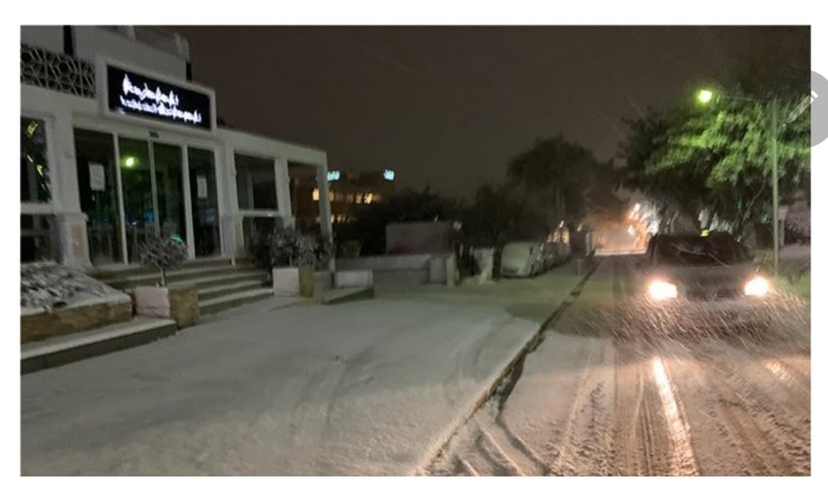 Χιόνια - Μήδεια: Επελαύνει η Μήδεια στην Αττική, στρώνοντας στα λευκά τα βόρεια προάστια ενώ αυτή την ώρα χιονίζει και το κέντρο της Αθήνας.