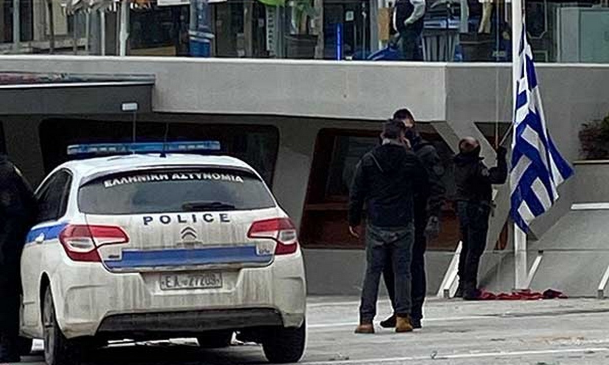 Ασυνήθιστο περιστατικό που σχετιζόταν με την ελληνική σημαία συνέβη την Κυριακή (21/2) στην κεντρική πλατεία στην Κοζάνη.