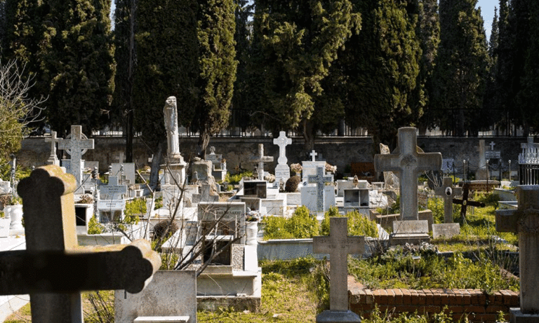 Θεσσαλονίκη: Οι συγγενείς ξέθαψαν νεκρό. Έβλεπαν πως κουνούσε τα μάτια του στην κηδεία