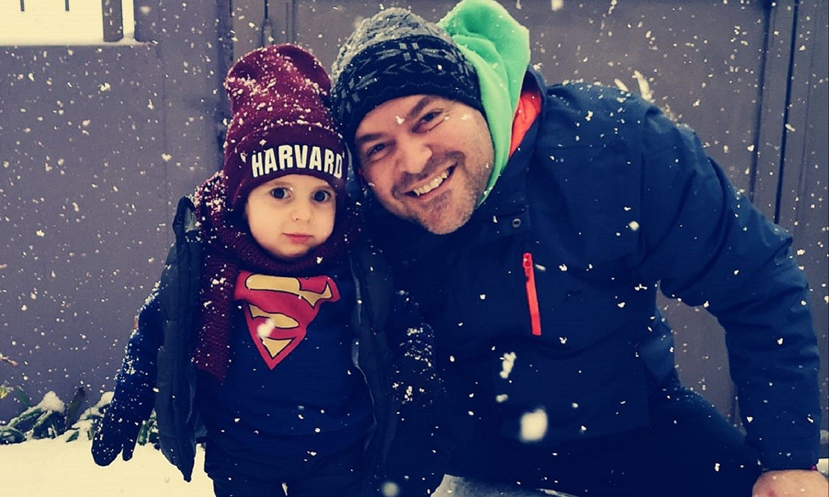 Παναγιώτης Ραφαήλ: Μια πολύ όμορφη και γεμάτη συναισθήματα φωτογραφία του μικρούλη που αντιμετώπισε πρόβλημα υγείας, μέσα στα χιόνια.