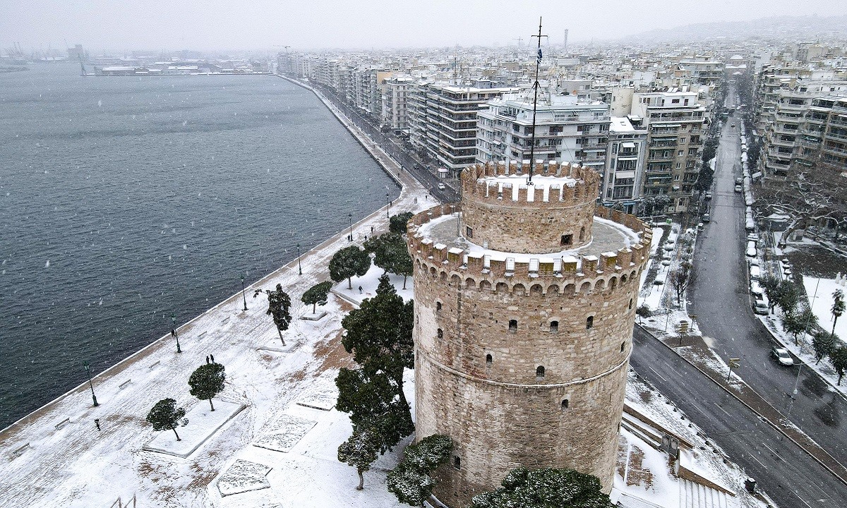 «Μήδεια» – Θεσσαλονίκη: Πέταξε τα ρούχα της στην Τσιμισκή και άρχισε να περπατάει γυμνή στα χιόνια (pics)