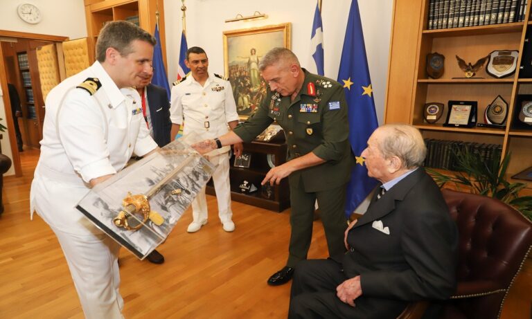 Ένοπλες Δυνάμεις: Έλληνας βετεράνος δώρισε 23 εκατ. ευρώ και 60 αποβατικά