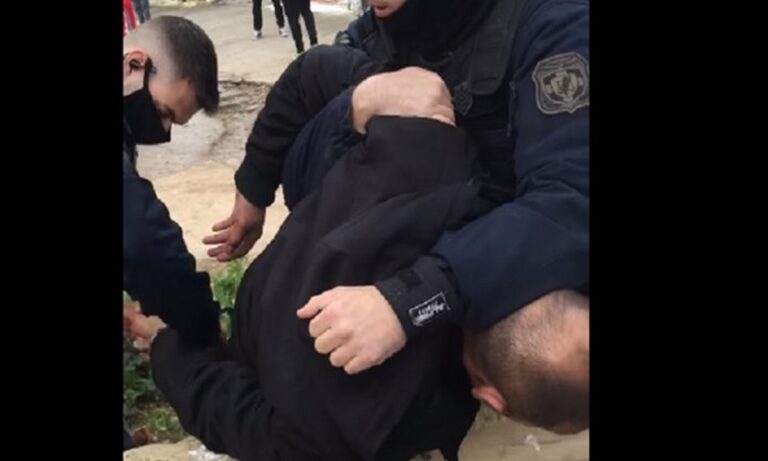 Άνω Λιόσια: Απίστευτο- Έδιωξαν οικογένεια από το σπίτι εξαιτίας διαμάχης με τον Δήμο!