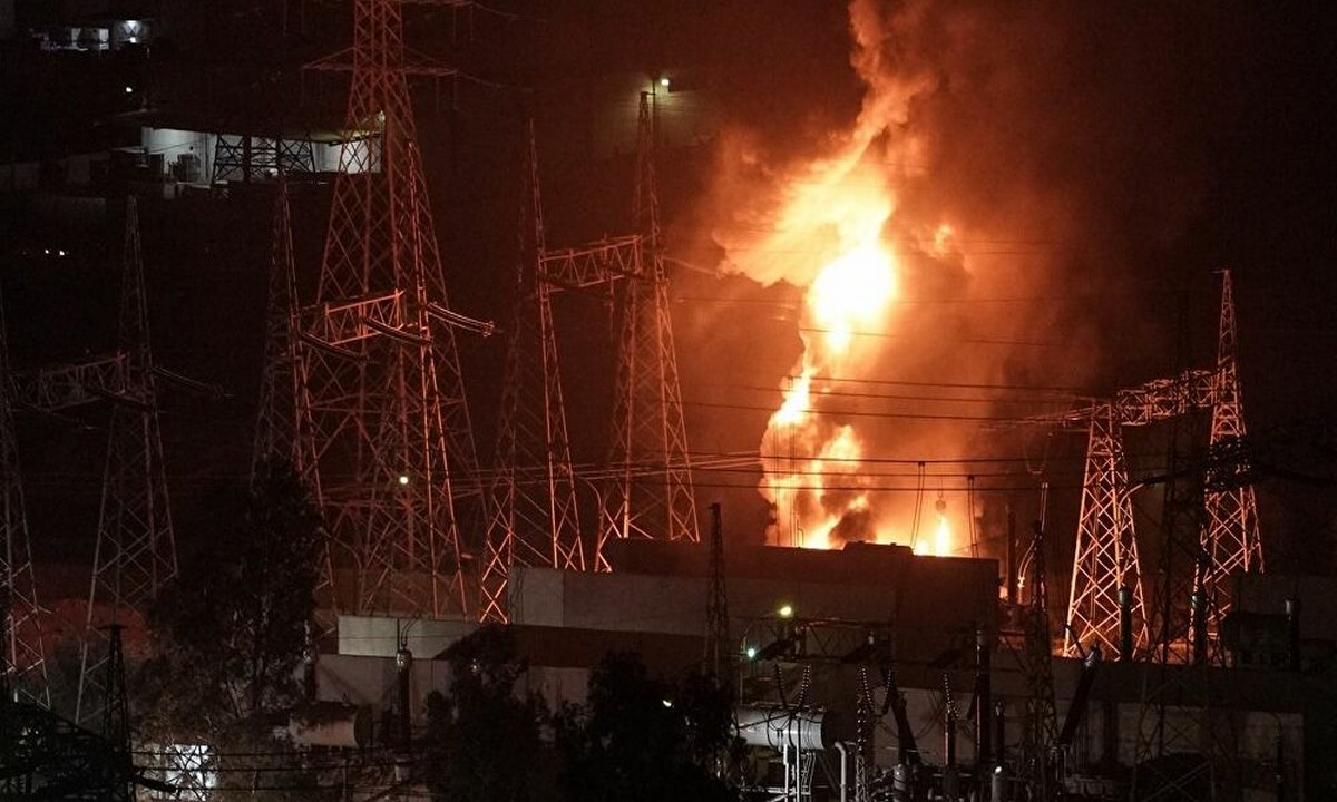 Έκρηξη στον Ασπρόπυργο: Ένα βραχυκύκλωμα οδήγησε στην απώλεια ρεύματος πάνω από 1 εκατ. κατοίκους!