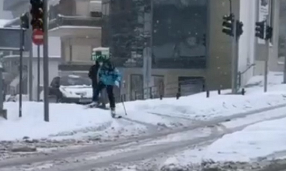 Κοζάνη: Έγινε σκιέρ στο κέντρο της πόλης!