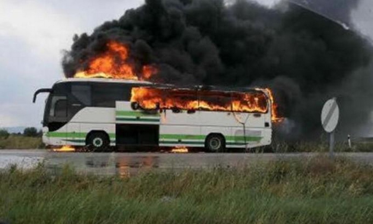 Φωτιά σε λεωφορείο του ΚΤΕΛ, κάηκε ολόκληρο στην Εθνική οδό!