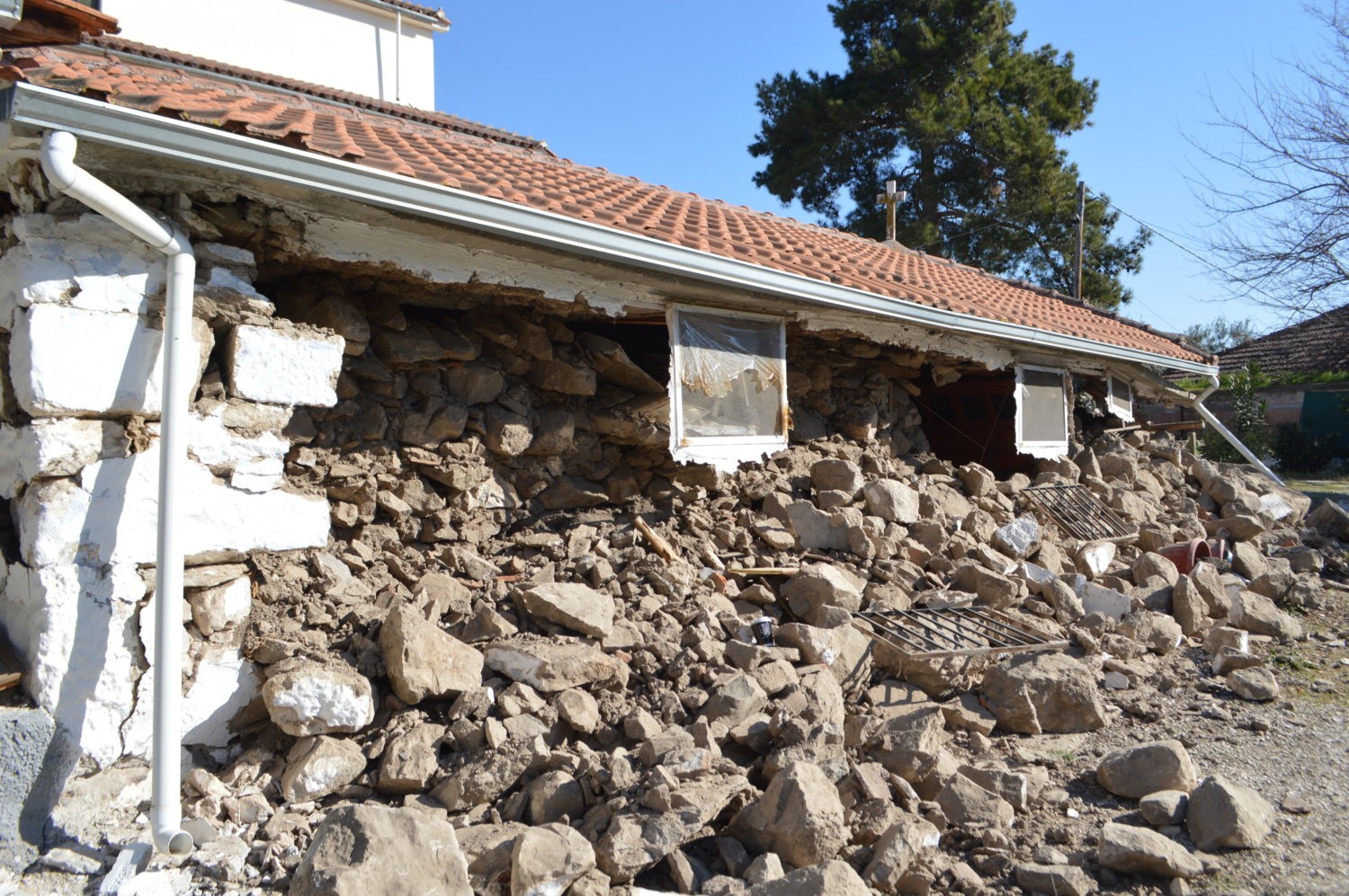 Λάρισα - σεισμός: Σημαντικές καταστροφές έχουν προκαλέσει η απανωτές σεισμικές δονήσεις που έχουν πλήξει την περιοχή εδώ και αρκετά 24ωρα.