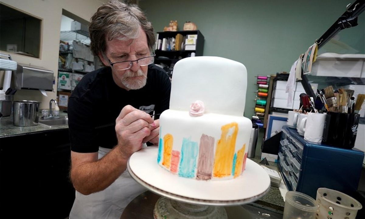 ΗΠΑ: Ο αρτοποιός που αρνήθηκε να φτιάξει τούρτα σε ομοφυλόφιλο ζευγάρι έχει και πάλι μπλεξίματα!
