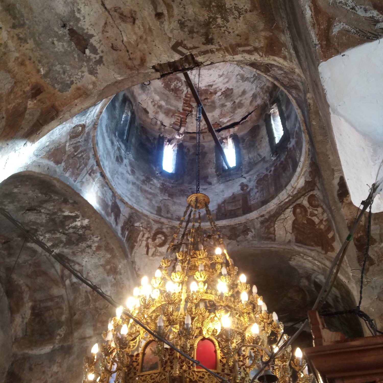 Λάρισα - σεισμός: Σημαντικές καταστροφές έχουν προκαλέσει η απανωτές σεισμικές δονήσεις που έχουν πλήξει την περιοχή εδώ και αρκετά 24ωρα.