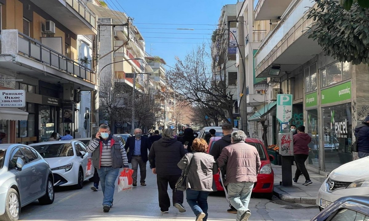 Λάρισα: Στους δρόμους οι πολίτες μετά τον ισχυρό σεισμό!