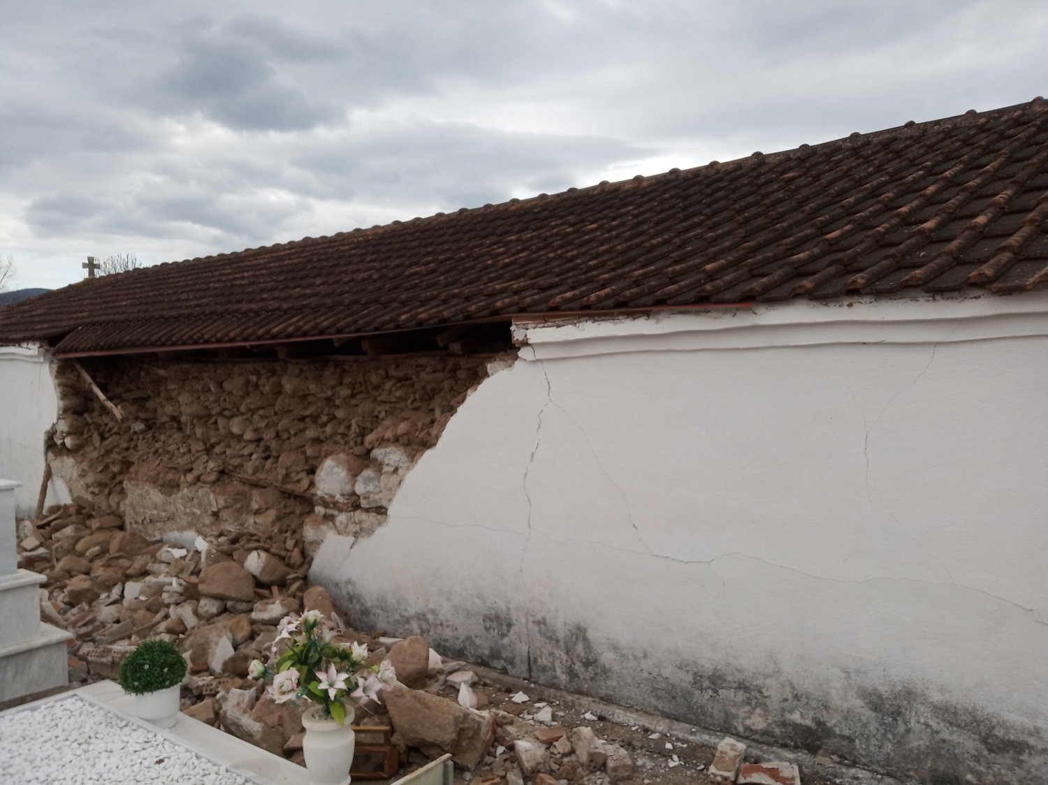 Λάρισα - σεισμός: Σημαντικές καταστροφές έχουν προκαλέσει η απανωτές σεισμικές δονήσεις που έχουν πλήξει την περιοχή εδώ και αρκετά 24ωρα.