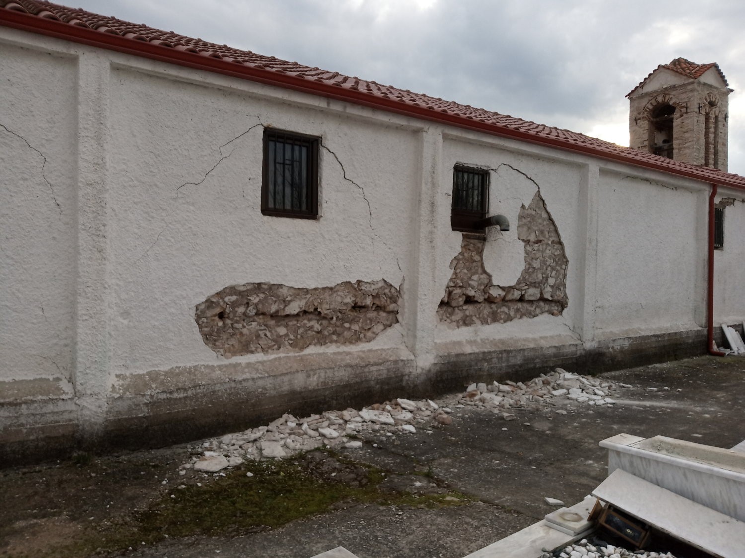 Λάρισα - σεισμός: Σημαντικές καταστροφές έχουν προκαλέσει η απανωτές σεισμικές δονήσεις που έχουν πλήξει την περιοχή εδώ και αρκετά 24ωρα.