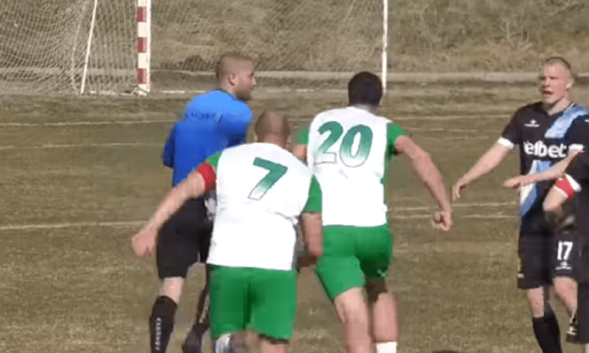 Βουλγαρία – Απίστευτο: Διαιτητής έβγαλε κίτρινη και έφυγε… κυνηγημένος από το γήπεδο στο 21′ (vid)