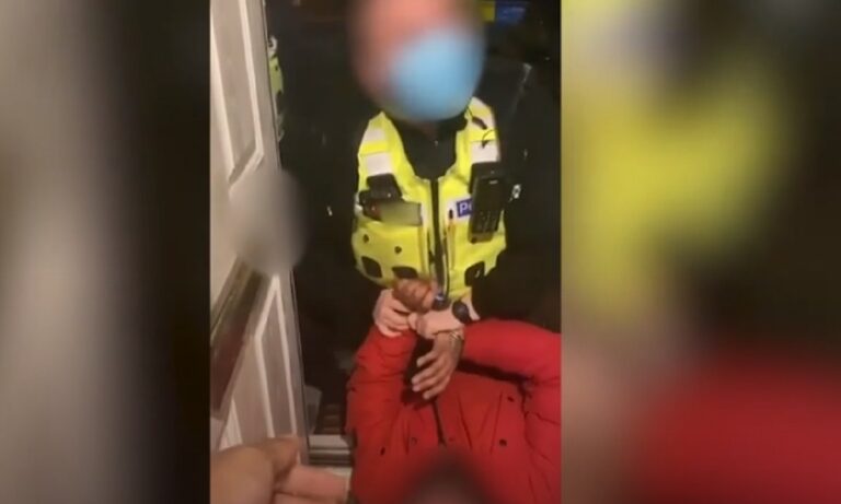 Αγγλία: Σοκ με αστυνομικό να ρίχνει… μπουνιά σε πολίτη που φορούσε χειροπέδες – Ξεκίνησε έρευνα (vid)