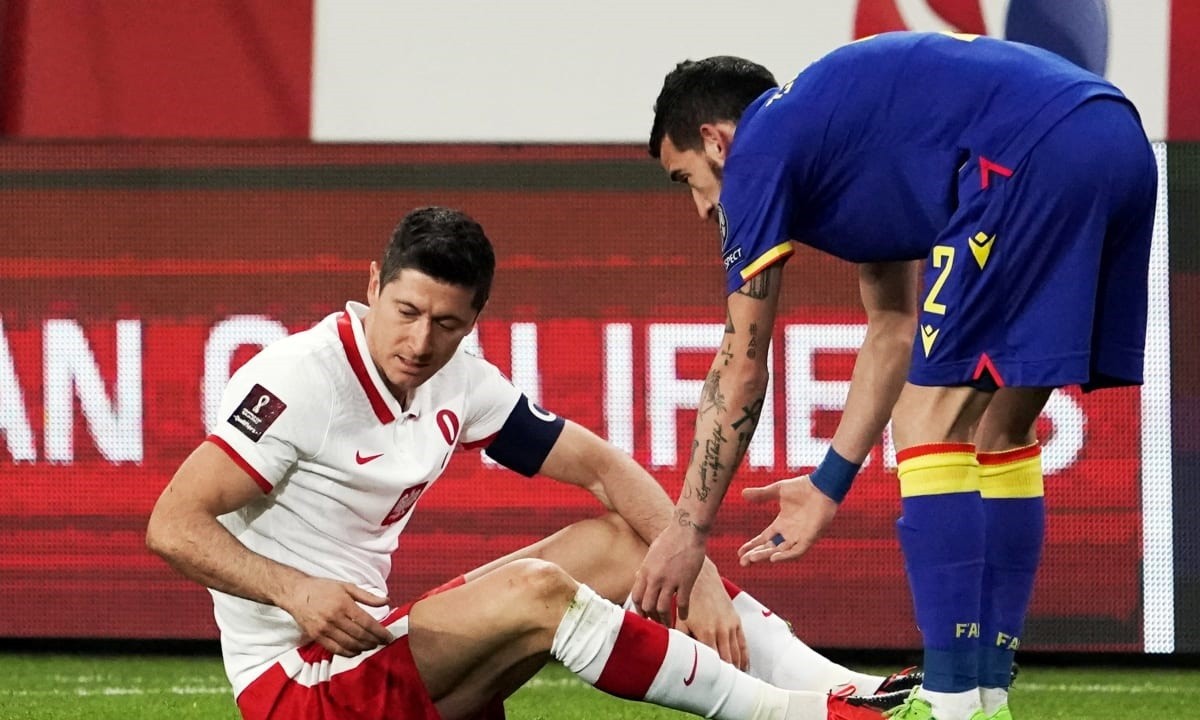 Ο Ρόμπερτ Λεβαντόφσκι τραυματίστηκε με την εθνική Πολωνίας και θα χάσει τα ματς της Μπάγερν με την Παρί Σεν Ζερμέν για το Champions League.