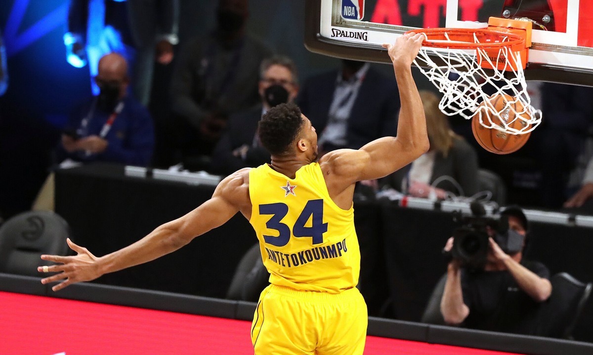 Λιούις για Αντετοκούνμπο: «Να μην φοβάται να πάρει το σουτ» (vid)