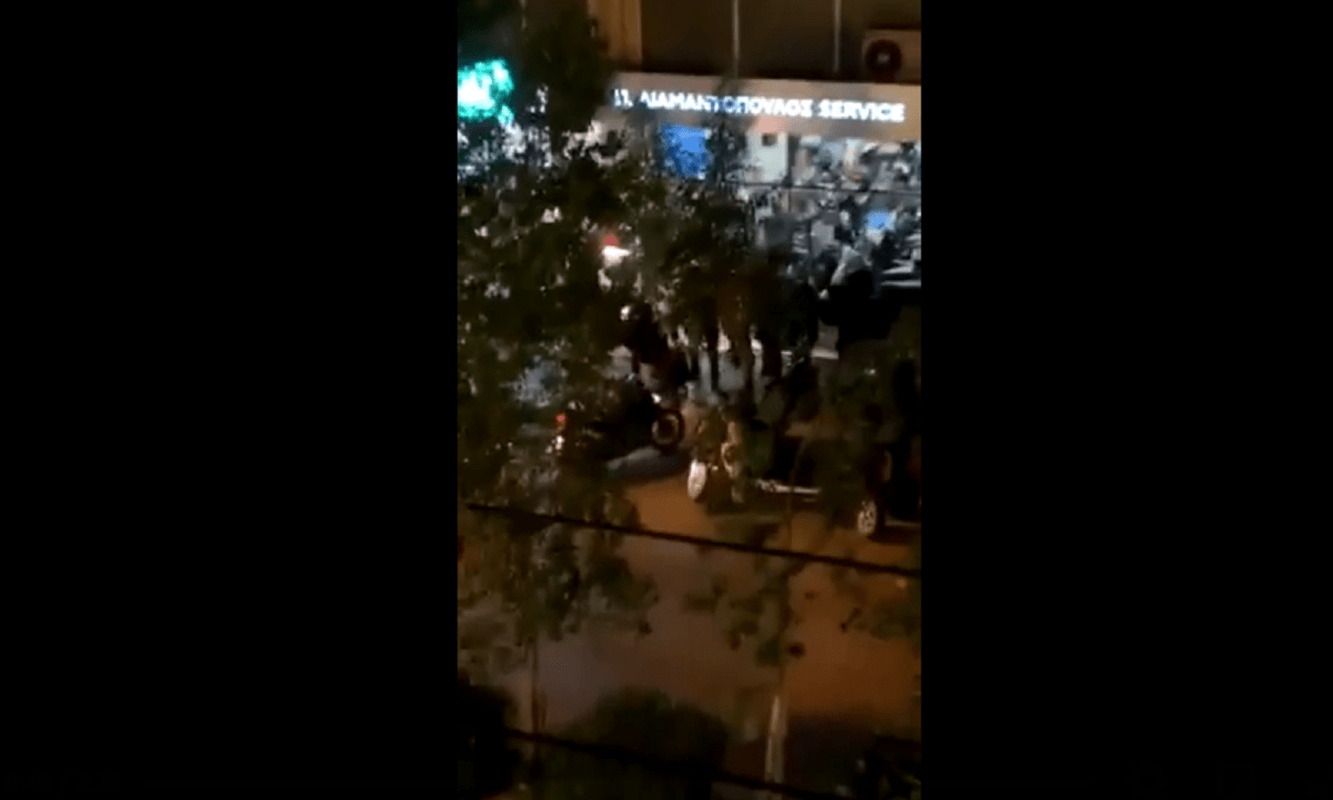 Νέα Σμύρνη – Επεισόδια: Σοκαριστική επίθεση ομάδας αστυνομικών σε ακινητοποιημένο πολίτη (vid)