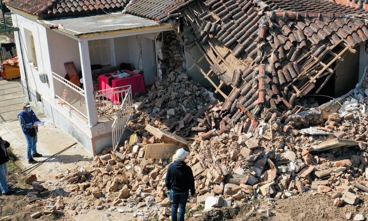 Σεισμός – Ελασσόνα:  H καθίζηση έφτασε τα 40 εκατοστά