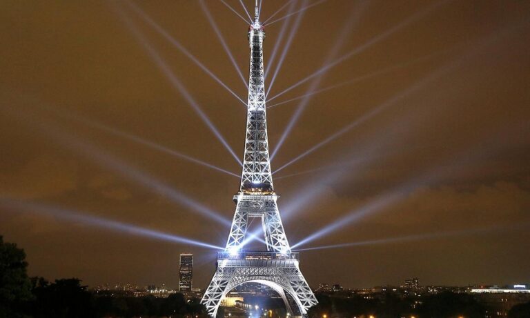 Πύργος του Άιφελ: Τα εγκαίνια του στολιδιού του Παρισιού